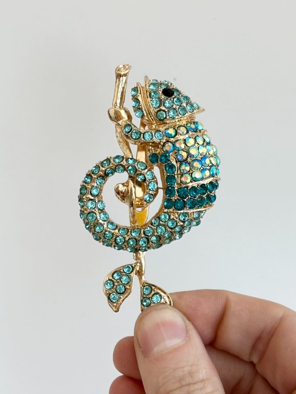 Mint Blue Rhinestone Chameleon Reptile Lizard on Branch Gold Toned Brooch Pin - Picture 9 of 12
